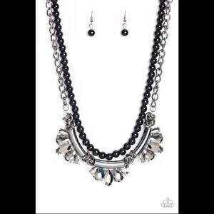 Paparazzi ♥ Bow Before The Queen - Black Necklace